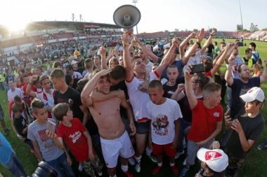 (VIDEO) Dule Savić proslavio titulu: GO DO PASA, BAKLJE U RUKAMA