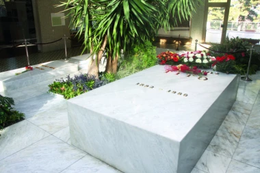 ŠOKANTNO! DRŽAVNA BEZBEDNOST STOJI IZA VELIKE ZAVERE: U Titov grob DB stavio  džak peska!