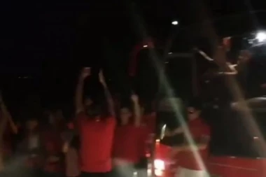 (VIDEO) LUDNICA NA AUTO-PUTU: Slavlje igrača i navijača Zvezde