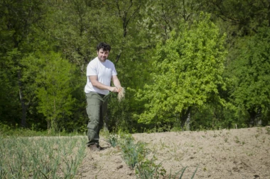 DOK PLJUŠTE APLAUZI JA BRINEM O KIŠI I SENU