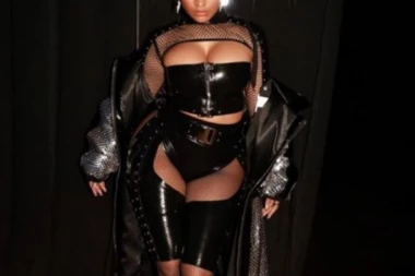 PEVAČICA GAĐALA KOLEGINICU SANDALOM: Veliki skandal na Nedelji mode!