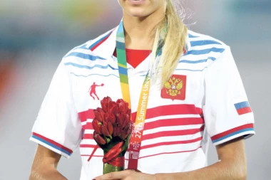 (FOTO) Darija, šta nam to radiš? RUSKA ATLETIČARKA "GORI" NA PLAŽI!