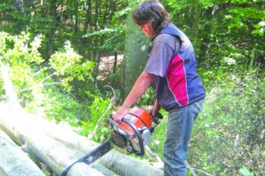 JAKE I ODLUČNE: Ovo su žene u muškim poslovima - VIŠE VOLE TESTERE I ČETKE OD VARJAČA