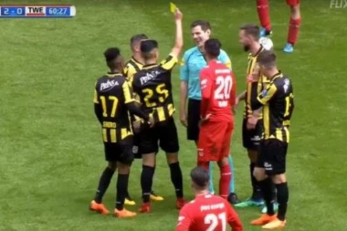 (VIDEO) Pajtonovska situacija u Holandiji: IGRAČ NALETEO NA SUDIJU, PA MU DAO ŽUTI KARTON!