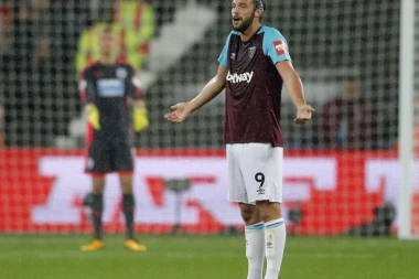 Frka u Vest Hemu, MOJES IZBACIO NAPADAČA IZ EKIPE!