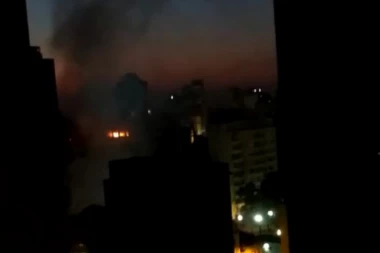 Gore dve zgrade, 160 vatrogasaca NE MOŽE DA SE IZBORI S PODIVLJALIM PLAMENOM!