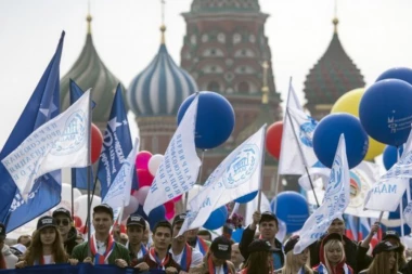BRAĆA RUSI: Više od 130.000 ljudi u Moskvi na maršu povodom 1. maja!