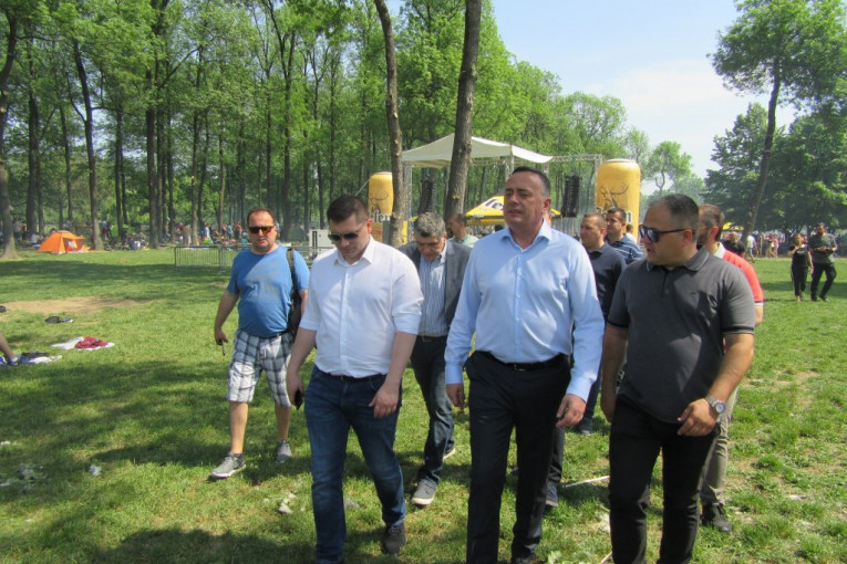POLA BEOGRADA JE NA ADI: Nikodijević i Antić obišli sugrađane koji proslavljaju 1. maj