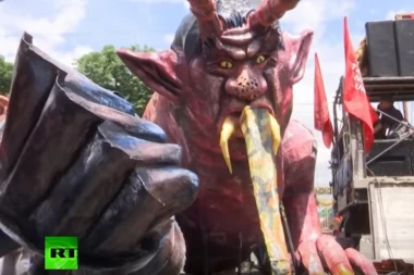 (VIDEO) PROTESTI U MANILI: Gorela demonska lutka sa likom Dutertea