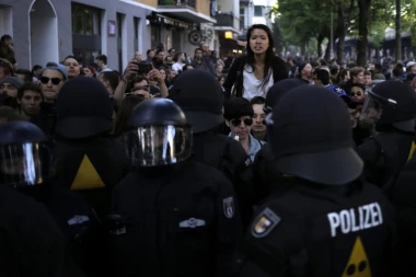 Neredi u Parizu zbog poskupljenja goriva: Privedeno 69 osoba