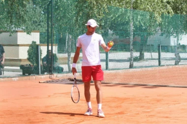 Nole se dobro snalazi i sa - METLOM