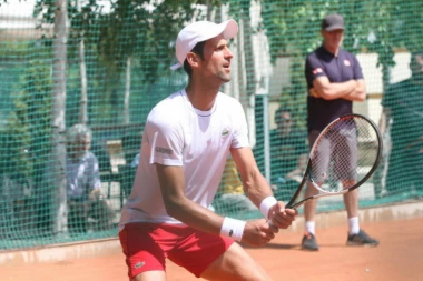 (FOTO) NOVAK LOMIO REKET NA TRENINGU SA ZVEREVIM