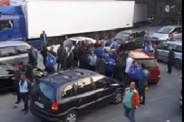 (VIDEO) Radnici iz Albanije BLOKIRALI granicu sa Crnom Gorom