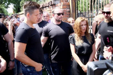 Kija i Sloba se  ljubili u kolima!