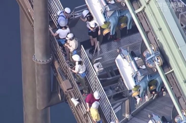 (VIDEO) Ovako su spasavali ljude koji su VISILI NA ROLERKOSTERU!