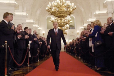 VLADA PODNELA OSTAVKU!