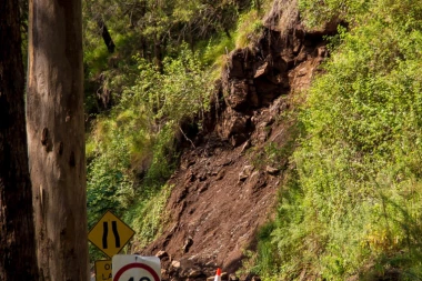 Klizište kod Kraljeva: 50 kubika zemlje se sručilo na put, 300 ljudi odsečeno od sveta