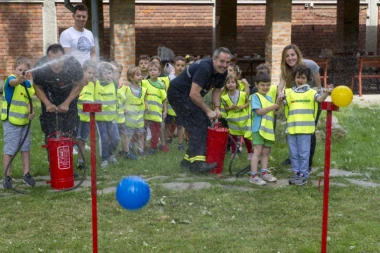 (FOTO) Vatrogasci sa mališanima obeležili svoj dan