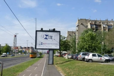 SRAMOTA NA NOVOM BEOGRADU: Postavili bilborde nasred trotoara
