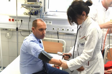 (FOTO) Lončar prvi isprobao donirane aparate za pritisak!