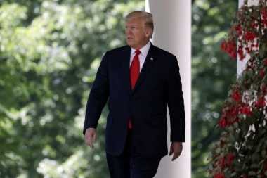 HOLIVUD PROTIV PREDSEDNIKA SAD: Traže uklanjanje Trampove zvezda sa Staze slavnih