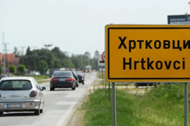 (FOTO) RADIKALSKO PLAVO: Pogledajte kako izgleda Šešeljeva kuća u Hrtkovcima