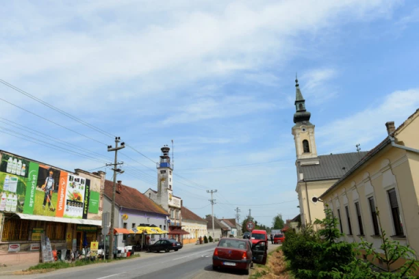 MUŽ I ŽENA KUPILI SU KUĆU NA SELU DA U NJOJ UŽIVAJU U PENZIJI, ALI ONDA JE POČEO HOROR: Pas je drhtao i krio se pod stolom, ni SVEŠTENIK nije pomogao