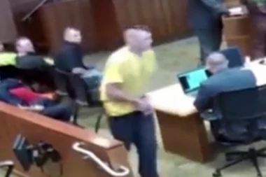 (UZNEMIRUJUĆI VIDEO) Krenuo da beži sa suđenja, ali shvatio da bi ga i doživotna manje bolela OD OVOGA!