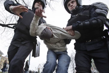 EU BI DA DIRIGUJE PUTINU: Rusija da oslobodi demonstrante