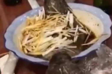 (VIDEO) Krenuo da pojede ribu u restoranu, a ona POBEŽE!