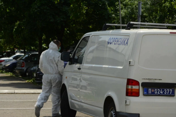 POLICIJA NA ZVEZDARI ZATEKLA JEZIV PRIZOR: Izboden muškarac leži u lokvi krvi, a preko glave mu jastuk!