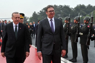 VOJNE POČASTI ZA SRPSKOG PREDSEDNIKA: Vučić doputovao u Tursku, dočekao ga Erdogan
