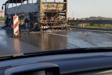 (FOTO) IZGOREO AUTOBUS na auto-putu kod Beograda!