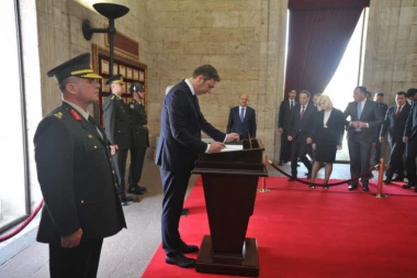 (FOTO) Vučić odao počast Ataturku i upisao se u Knjigu utisaka!