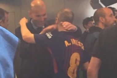 (VIDEO) ZA DIVLJENJE: Samo ON može tako da uđe u svlačionicu Barselone