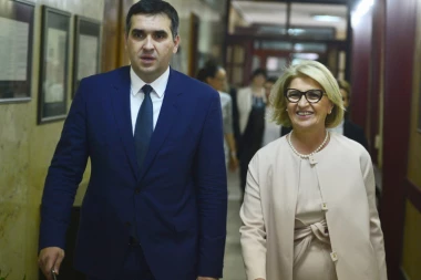 CIRKUS: RADOMIR NIKOLIĆ ODLIKOVAO MAMU!