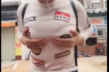 URNEBESNO! Nameštala je grudi misleći da je niko ne gleda - usledilo je NEPRIJATNO IZNENAĐENJE!