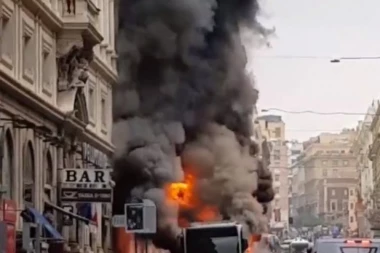 (VIDEO) STRAVIČNA EKSPLOZIJA autobusa u centru Rima!
