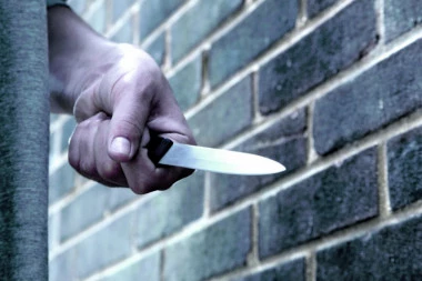 Pokušaj ubistva u Kraljevu: Nožem nasrnuo na mladića nasred ulice i naneo mu teške povrede!