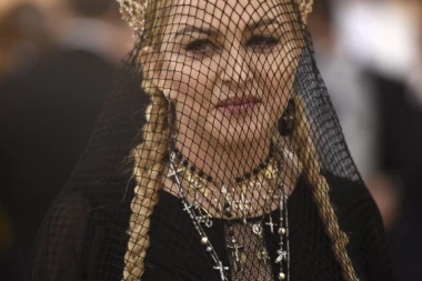 (FOTO) Godine su učinile svoje: MADONINO TELO NAČISTO ORONULO!