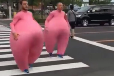 (VIDEO) MUŠKARCI U ROZE PREPLAVILI INTERNET: Svi žele ovaj kostim!