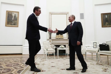 Posebna čast za šefa Kremlja: Vučić i Putin lepe mozaik u hramu u bojama srpske i ruske zastave!