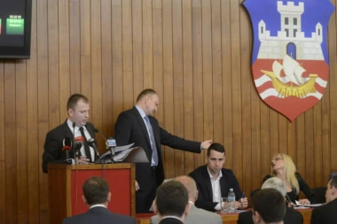 (VIDEO) Okršaj pred početak sednice - VESIĆ SA ĐILASOM O NJEGOVIM DUGOVIMA!