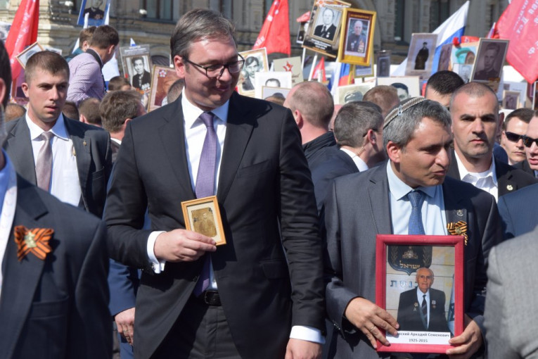 PORTRET PORED SRCA: Vučić na marš "Besmrtnog puka" nosio fotografiju svog dede kog su ubile ustaše!