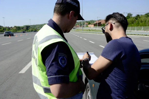 Paprene kazne za nepoštovanje propisa: Šta čeka srpske turiste kada kolima krenu do najbližeg mora?