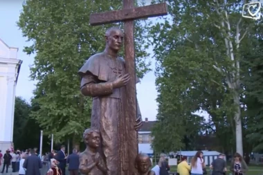 HRVATI PODIGLI JOŠ JEDAN SPOMENIK USTAŠKOM KARDINALU: Rugaju se srpskim žrtvama i heroini