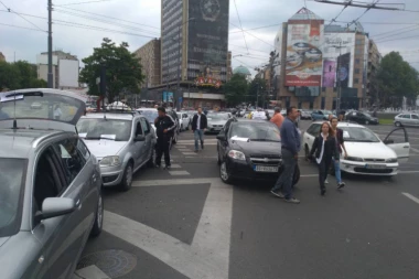 TAKSISTI POSTIGLI DOGOVOR? Protest u Beogradu PREKINUT!