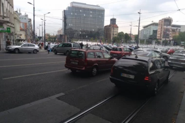 TAKSISTI BLOKIRALI NEMANJINU: Blokirane tri trake, prohodno samo za tramvaje