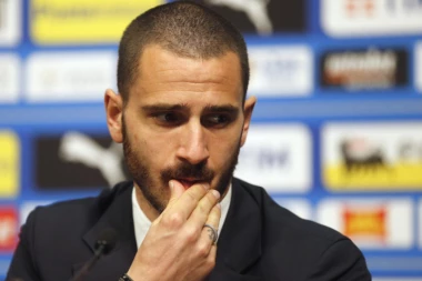 (FOTO) HIT SITUACIJA NA VEMBLIJU: Bonućija HTELI da izbace sa terena, on POTPUNO POBESNEO!