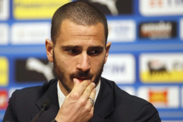 (FOTO) HIT SITUACIJA NA VEMBLIJU: Bonućija HTELI da izbace sa terena, on POTPUNO POBESNEO!